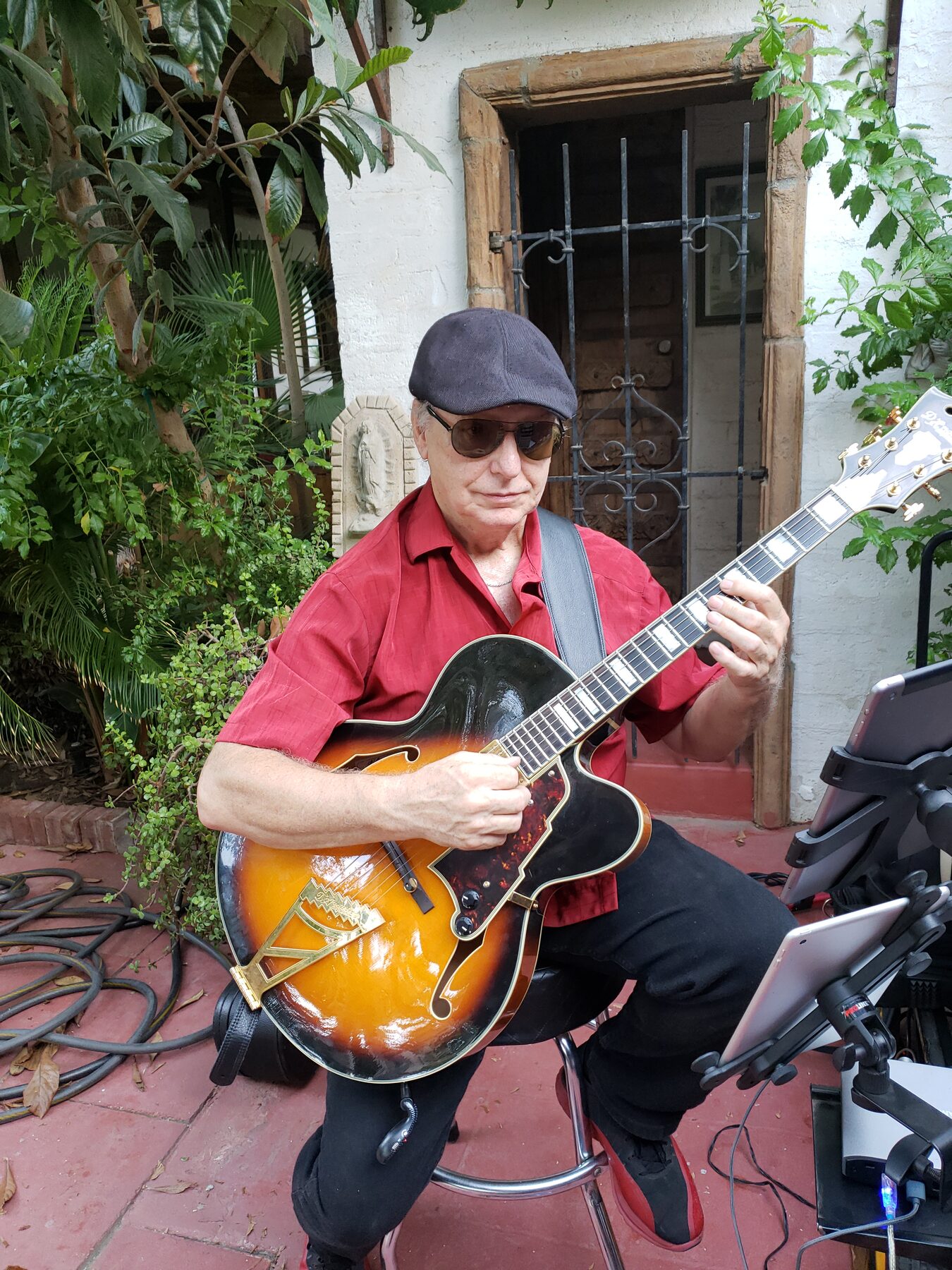 Courtyard gig, sunburst Guild